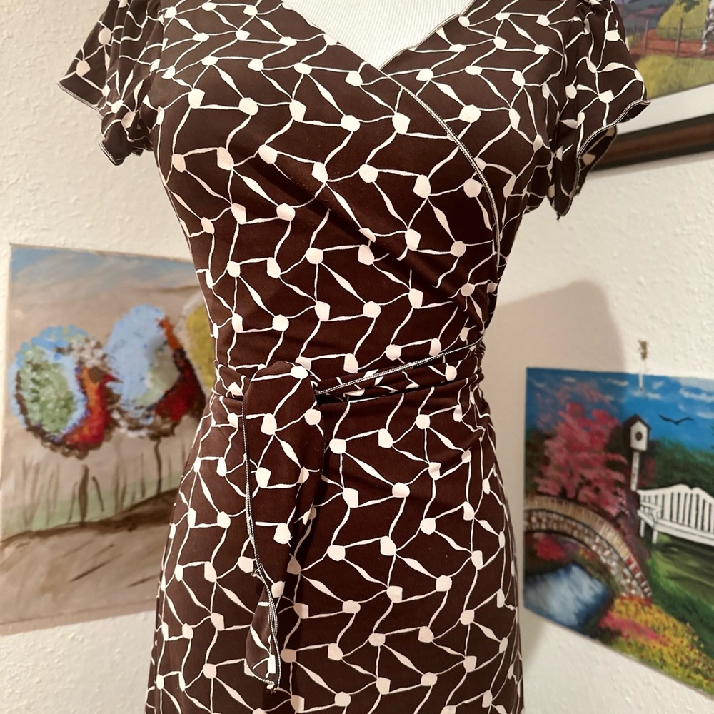 This figure flattering dress in Brown tones for that fall kinda vibe.